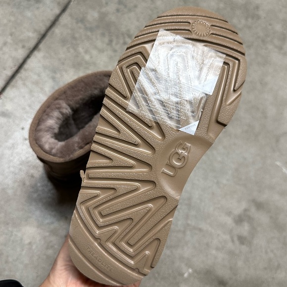 NEW Classic Kids UGG Boots - Picture 4 of 7